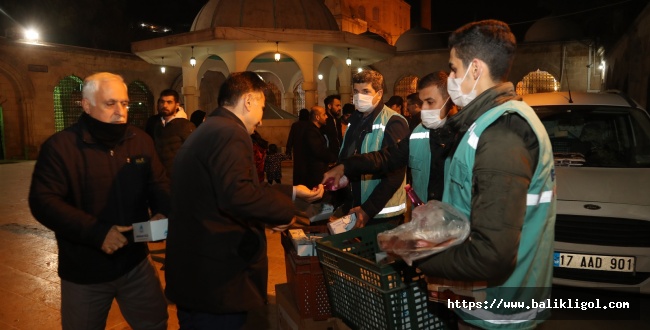 EYYÜBİYE BELEDİYESİNDEN VATANDAŞLARA KANDİL SİMİDİ VE GÜL SUYU İKRAMI