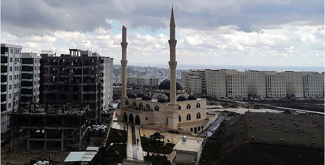 Şanlıurfa'da cami minaresine yıldırım düştü