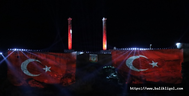 Kurtuluş Temalı Işık Ve Lazer Gösterisi Tarihi Urfa Kalesine Yansıtıldı