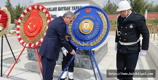 Tarihi Zaferin Yıl Dönümünde Şehitler Anıtına Çelenk Sunuldu