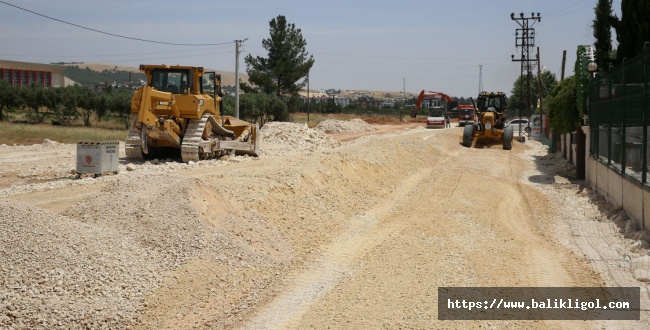 ÇAMLIYAYLA'YA YENİ YOLLAR KAZANDIRILIYOR