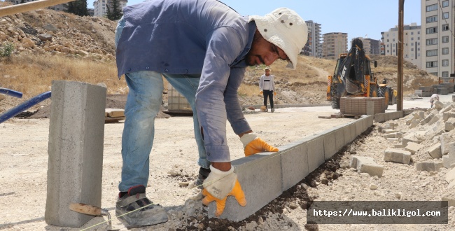 KARAKÖPRÜ’DE YOLLAR KİLİTLİ PARKE İLE DÖŞENİYOR