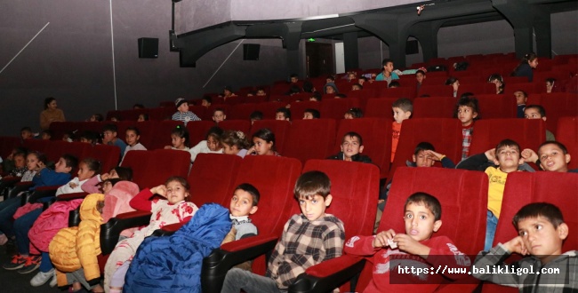 Köy Okulundaki Çocuklar İlk Kez Sinema İle Tanıştı