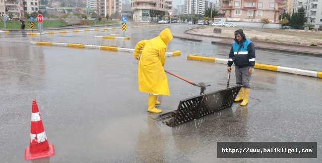 ŞUSKİ Sağanak Yağış Mesaisini Sürdürüyor