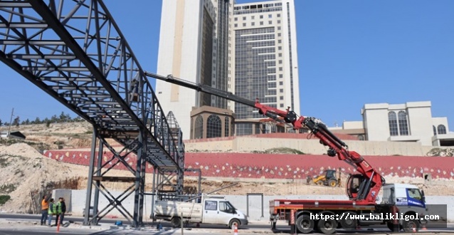 Okullar Bölgesinde Üst Geçit Çalışmalarını Sürdürüyor