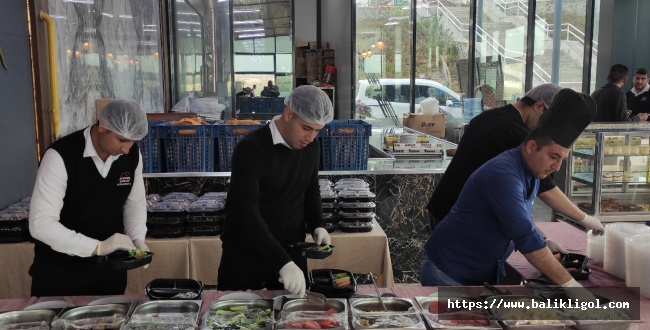 Büyükşehir Urfa’daki Sel Mağdurlarına Sahur Hazırlıyor