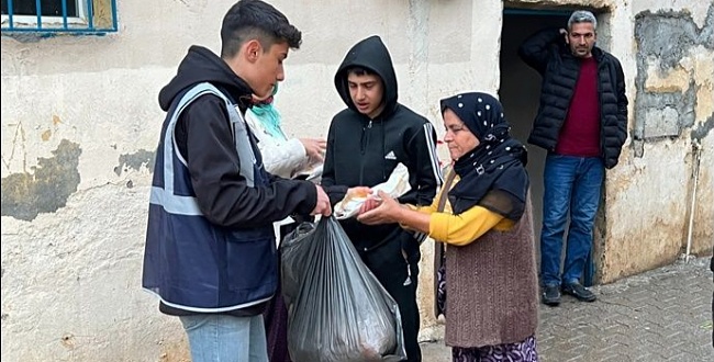 Büyükşehir’den Selden Etkilenen Vatandaşlara Yemek Dağıtımı