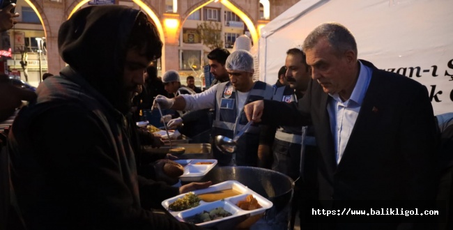 BÜYÜKŞEHİR’İN İFTAR ÇADIRINDA VATANDAŞLARLA İFTAR YAPILDI