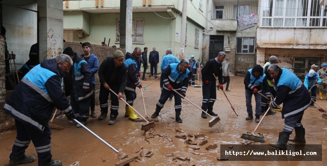 Eyyübiye’de Sel Basan Mahalleler Temizleniyor