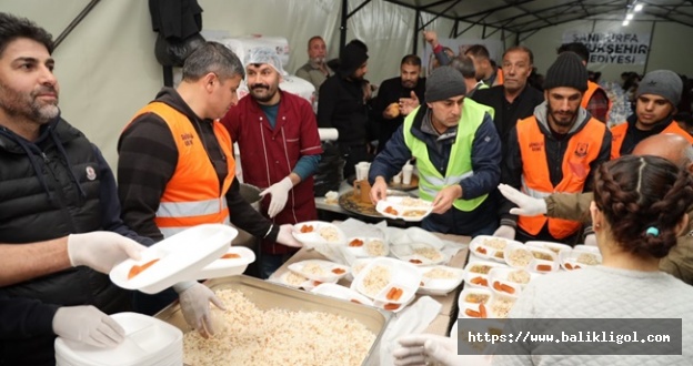 Viranşehir ilçesinde kurulan iftar çadırında iftar bereketi