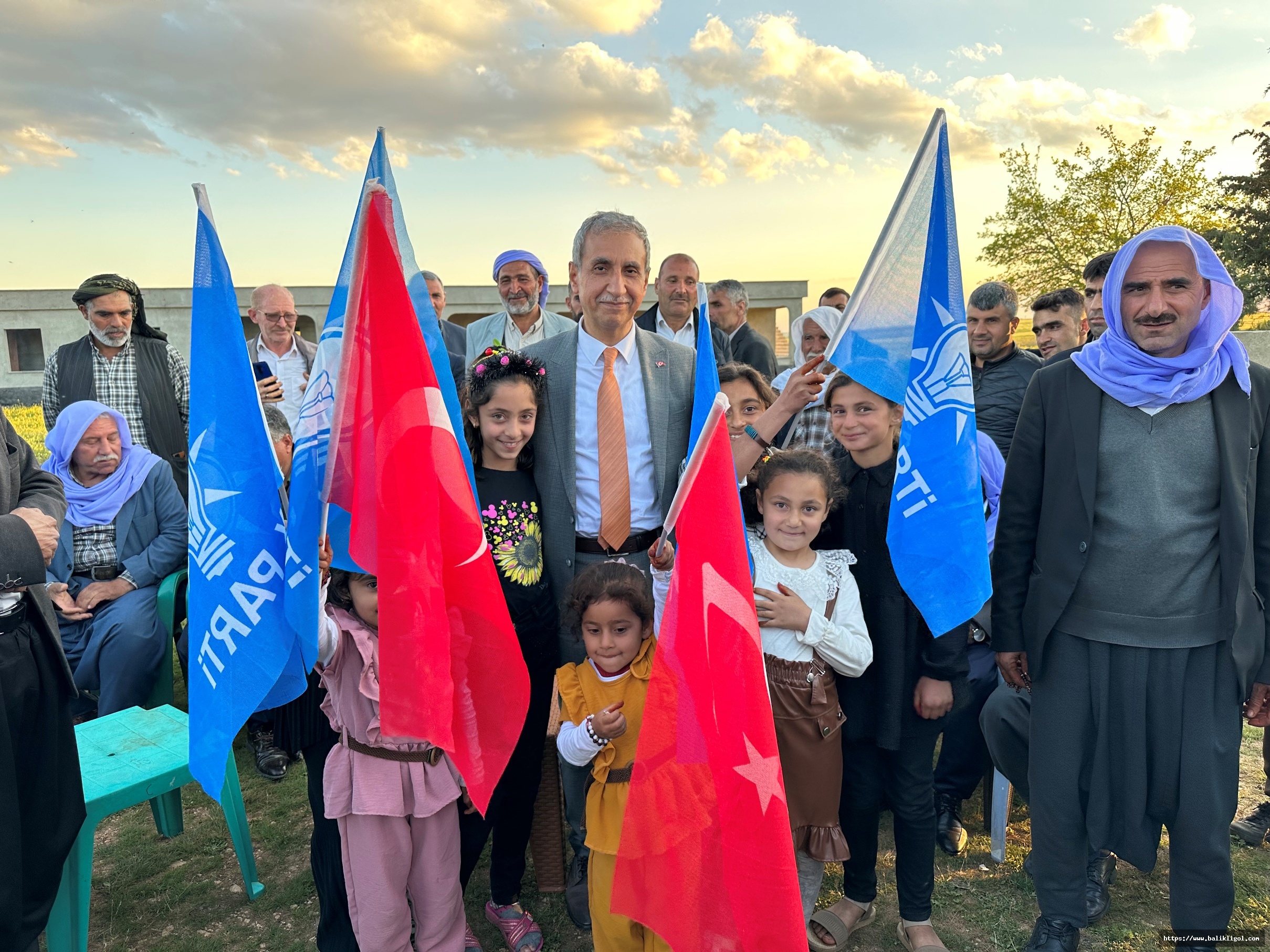 AK Parti adayı Dusak Bayramın İlk Gününde Vatandaşlarla Kucaklaştı