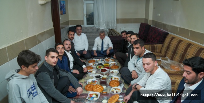 BAŞKAN BEYAZGÜL ÖĞRENCİ EVİNDE SAHUR YAPTI