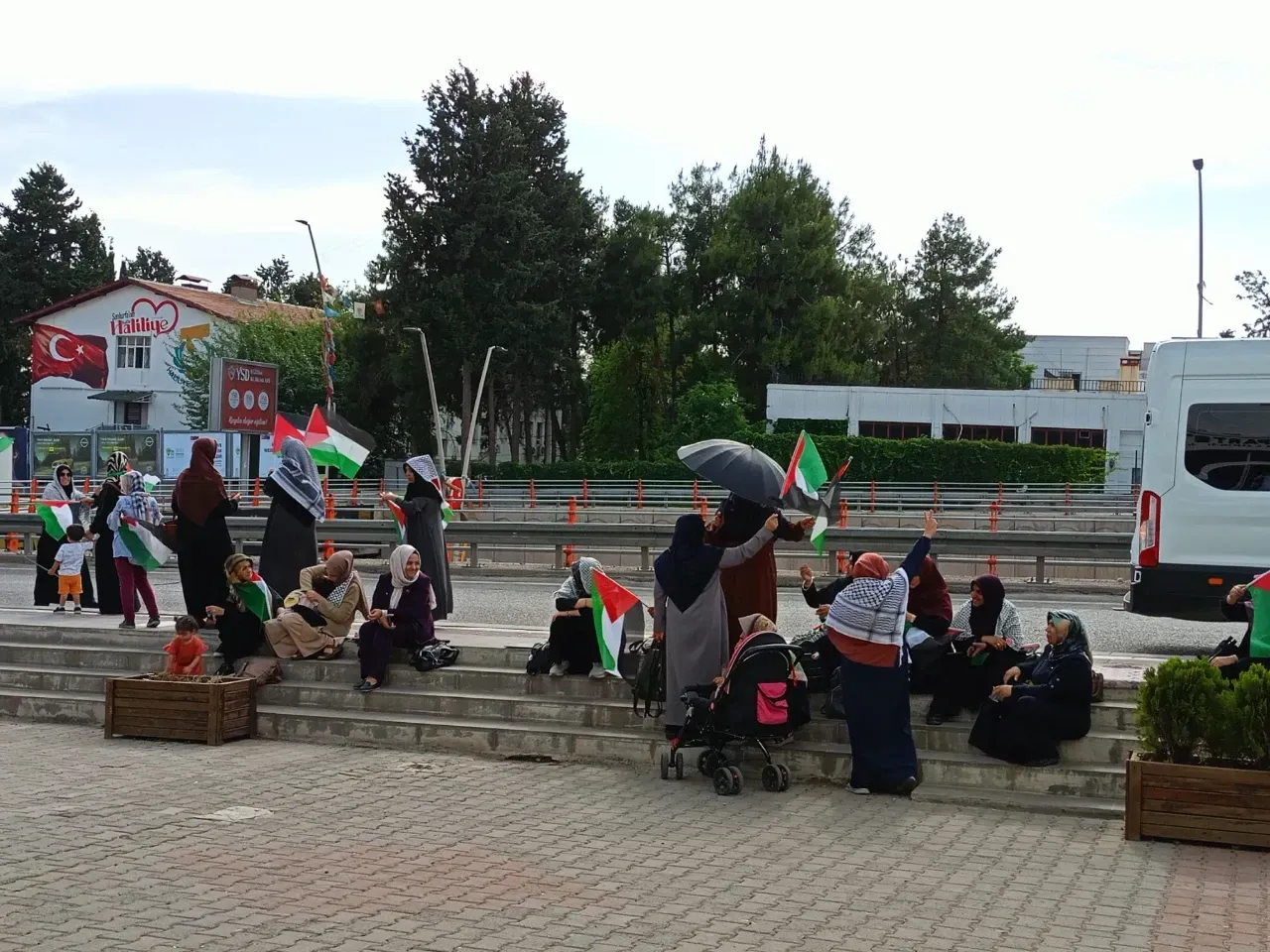 AK Parti İl Başkanlığı Önünde İsrail Protestosu