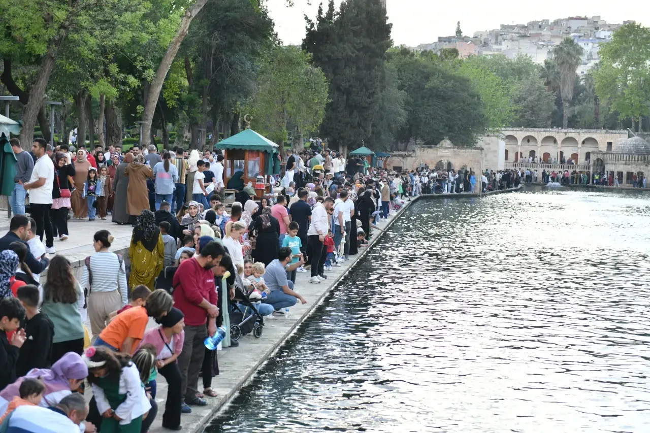 Kurban Bayramı'nda Balıklıgöl'e ziyaretçi yoğunluğu