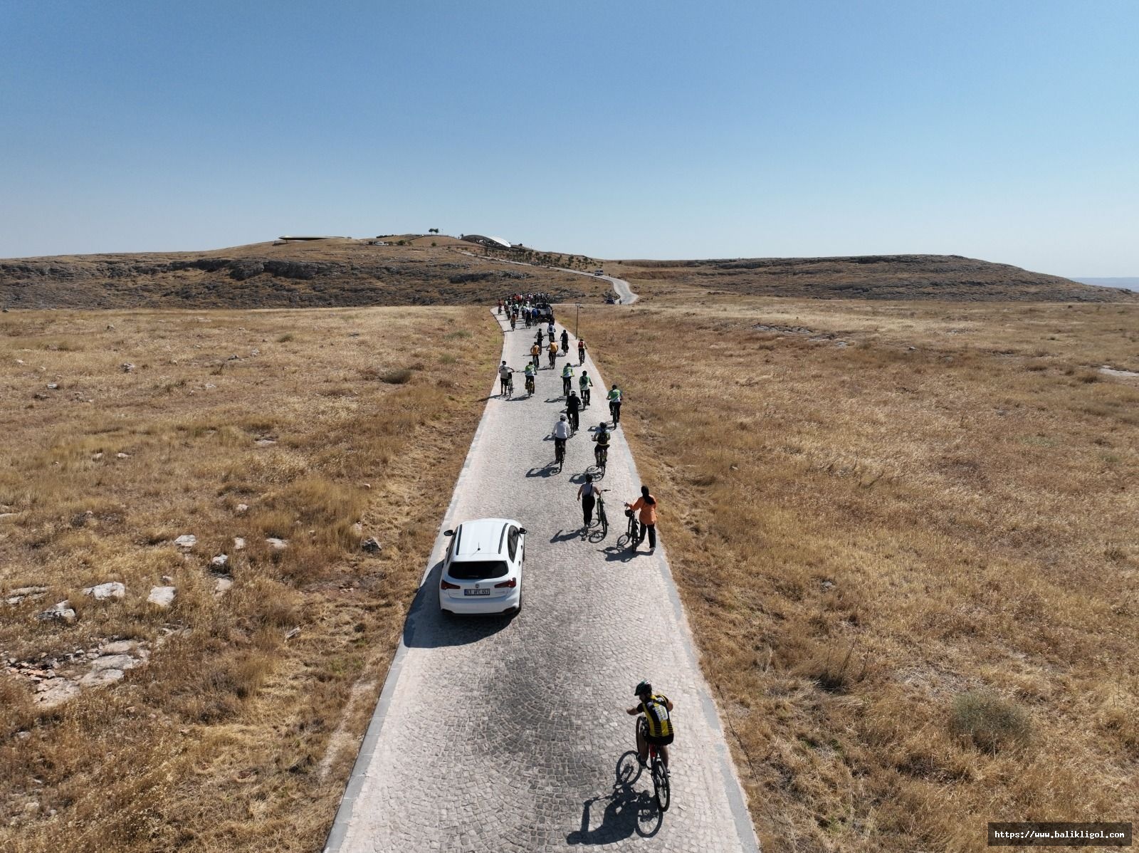 Bisiklet tutkunları Göbeklitepe'ye pedal çevirdiler