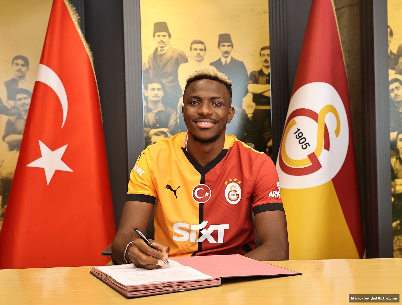 Osimhen Galatasaray'a resmen transfer oldu