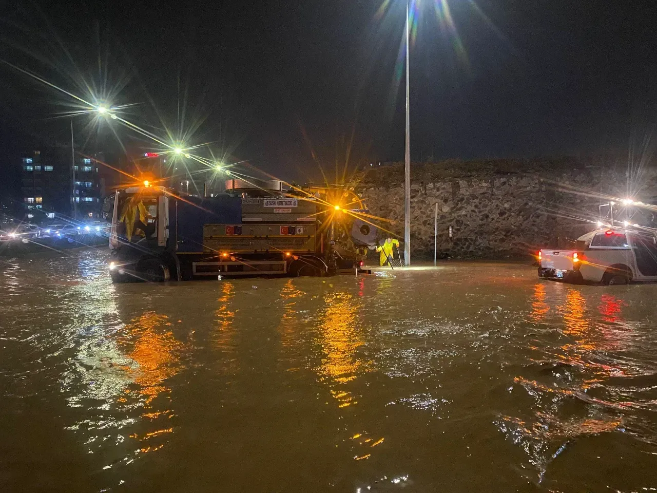 Şanlıurfa'da Sağanak Yağış, Ekilerler çalışıyor