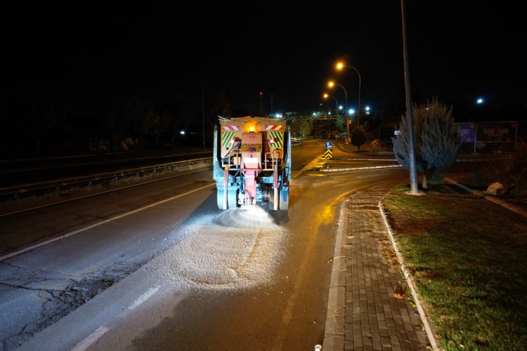 Şanlıurfa’da Buzlanma Başlayınca Büyükşehir Gece Tuzlama Yaptı