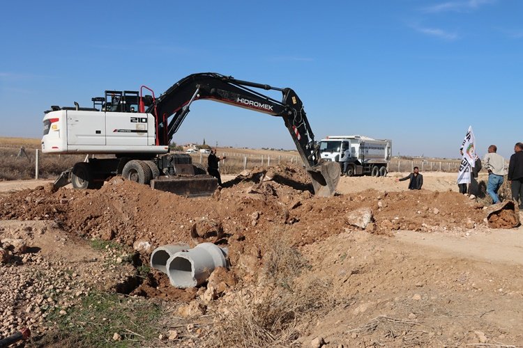 BÜYÜKŞEHİR KONAKCIK’TA ALTYAPI VE YOL ÇALIŞMALARINI SÜRDÜRÜYOR